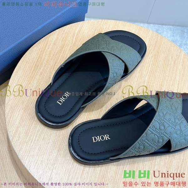   / D945673-3